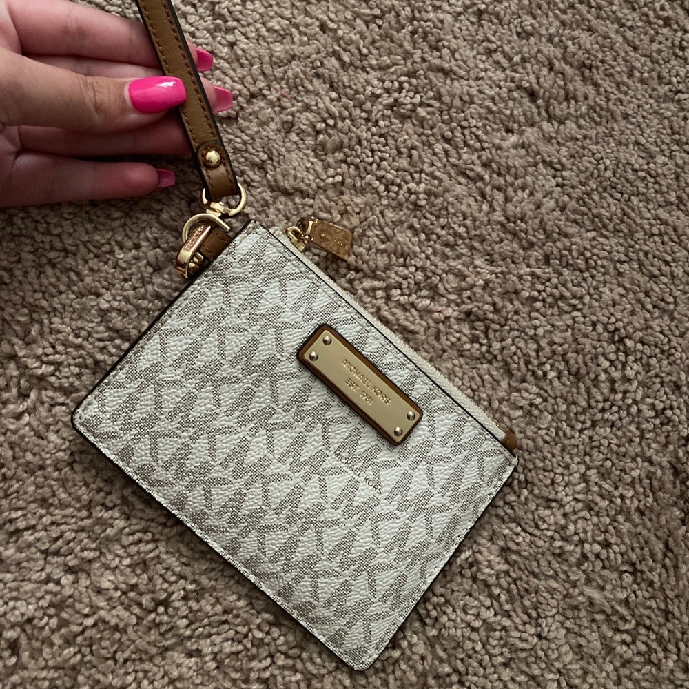 Michael Kors wristlet no flaws